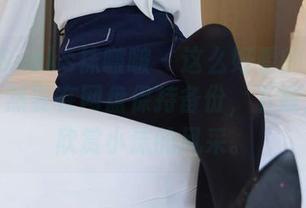 BoBoSocks袜啵啵 - 这么好看的红色匡威，自然要在网盘保持备份，下载后慢慢欣赏小沫的风采。