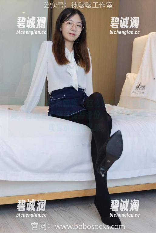 BoBoSocks袜啵啵-小沫 BoBoSocks袜啵啵 - 这么好看的红色匡威,自然要在网盘保持备份,下载后慢慢欣赏小沫的风采。