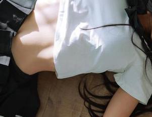这组Habin夏彬(하빈)的写真，有被圣诞迷住的美感，但也有种不寻常的诡秘
