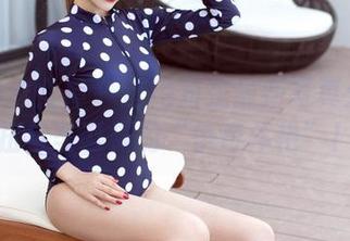 TGOD推女神 - 这绝对是最新写真：魏扭扭与圣诞树的“争奇斗艳”！