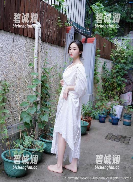 Xiuren秀人网-sophie余冰 Xiuren秀人网 - 别错过!sophie余冰的镂空美图更新,每张都像心灵鸡汤,喝了就想哭!