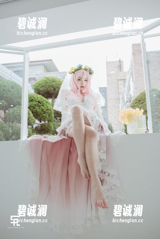 Yuna(윤아)在图集里秀出她的秘书技能，心思细腻又俏皮。