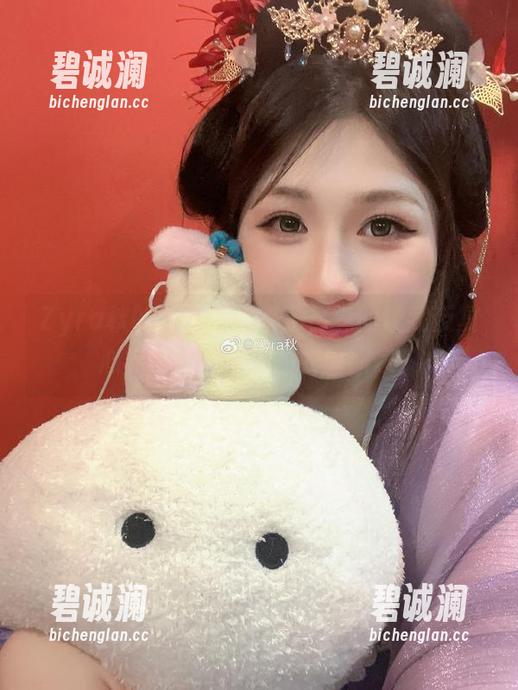 Zyra秋 Zyra秋的美图图集来了,真的让我反复心痒痒,想带她的衣服回家!