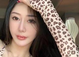 微密圈 - 最新的照片送过来，不爱笑的赛琳在蓝色连体比基尼中变得随意又迷人，真希望能友情加入！