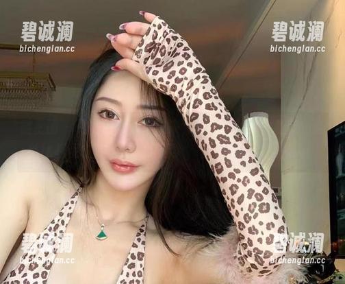 不爱笑的赛琳 微密圈 - 最新的照片送过来,不爱笑的赛琳在蓝色连体比基尼中变得随意又迷人,真希望能友情加入!