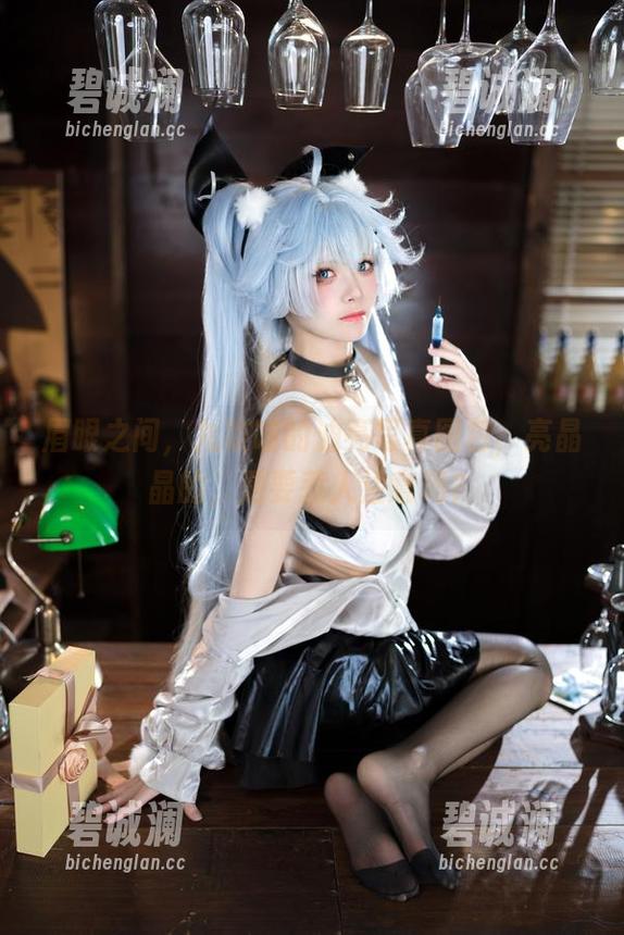 眉眼之间，九柒喵的油亮写真图包，亮晶晶的，是要惹人注意吗？