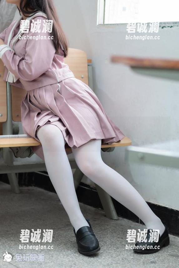 兔玩映画 观看兔玩映画的原图,穹妹、麻衣和制服,像是在看一出精彩大戏,钱包哭了!