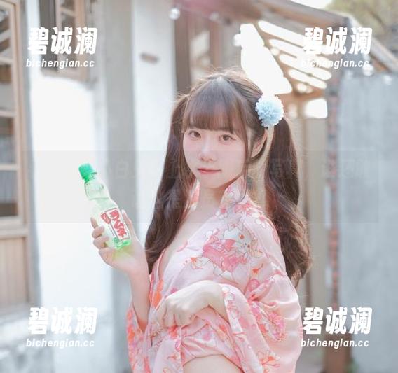 看！可可小白兔穿上水手服后的写真，谁还敢说这是海员专属？