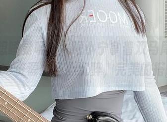 才不想睡觉呢，失眠小宁拿着双马尾女仆的cos资源立马心沉醉，完美的搭配。