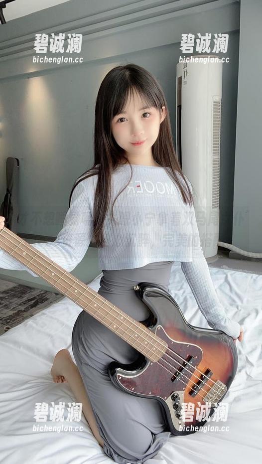 失眠小宁 才不想睡觉呢,失眠小宁拿着双马尾女仆的cos资源立马心沉醉,完美的搭配。