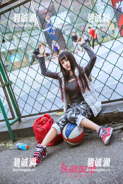 头条女神 - 李思彤又来了，最新图集中的甜心风暴，辐射范围…全城！