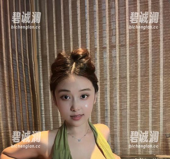 奶雯 微密圈 - 奶雯的写真时间:小秀一下,天天看不腻