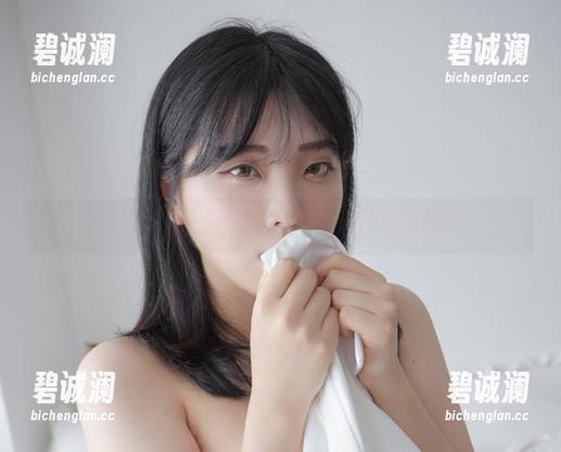 宋哈娜 宋哈娜的灰色图包:用低调演绎反叛精神?