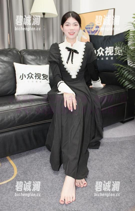 小众视觉-兰兰 小众视觉 - 兰兰穿上牛仔裤,我倒吸一口凉气!私拍图包里藏了多少小心思?
