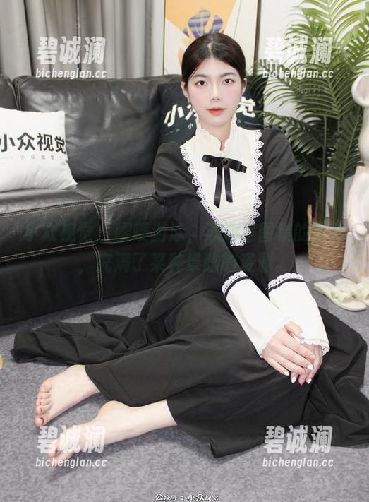 小众视觉-嘤嘤 小众视觉 - 嘤嘤游泳,泳池是图集的背景,充满了某种晕眩的资源。