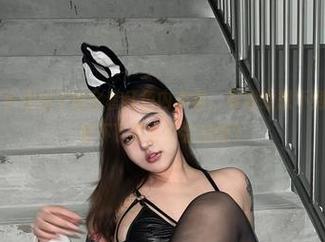 微密圈 - 在小优优子的全套红色内衣里，有我意想不到的疯狂，如果不下载会不会后悔？
