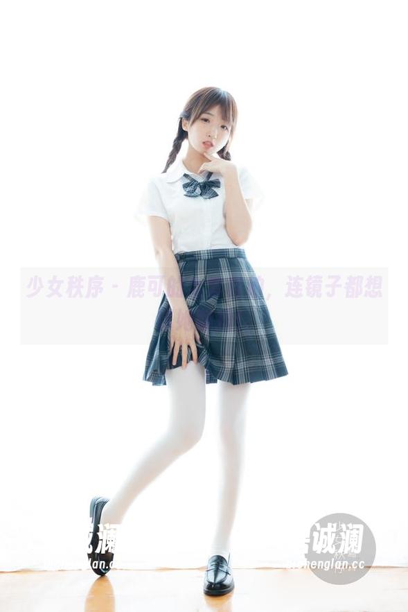 少女秩序 - 鹿可的全套自拍，连镜子都想帮她翻拍！