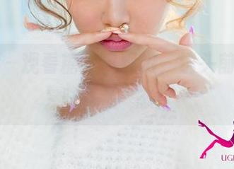尤果网 - 观看糖果当厨娘，镜头前的“美味”和囧态！