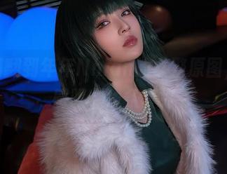 无意间翻到年年Nnian的女警原图，默默感叹，线条真好