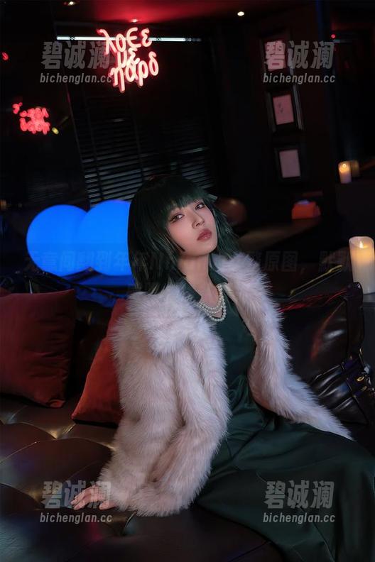 年年Nnian 无意间翻到年年Nnian的女警原图,默默感叹,线条真好