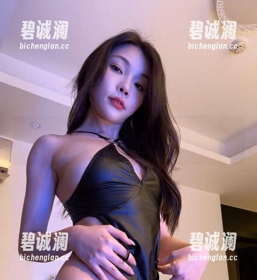 徐莉芝Booty 微密圈 - 定制作品:徐莉芝Booty学妹,她的眼神有种无声的邀请。