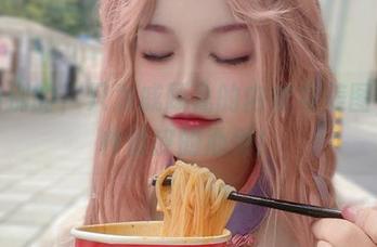 不为别的，只为戚顾儿的内衣与美图，有种俏皮的心情！