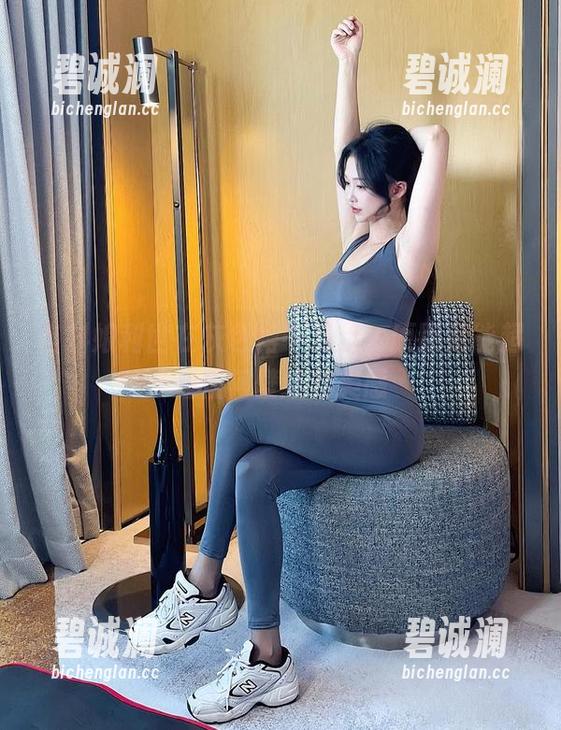 抖娘利世 当抖娘利世在灰色裙中漫步,原图竟能超越任何壁纸的美感