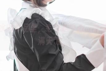 是青水的作品里，毛衣是中心，赞美声是满天飞。