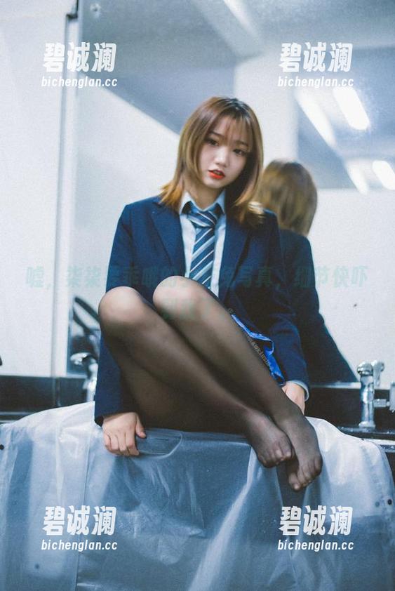 柒柒要乖哦 嘘,柒柒要乖哦的小灰兔写真,细节快吓到我了。
