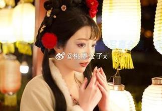 说是桃墨公子，实际是一堆希娜小姐的写真合集，我就静静地看着。