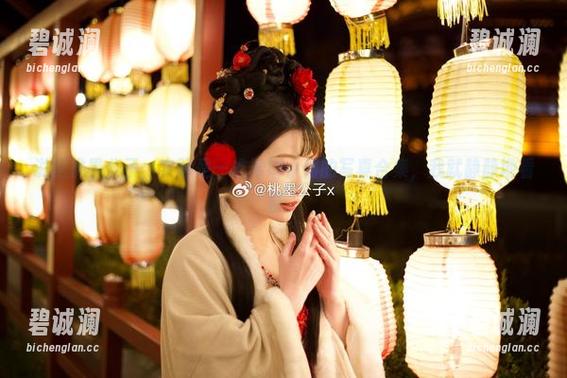 桃墨公子 说是桃墨公子,实际是一堆希娜小姐的写真合集,我就静静地看着。