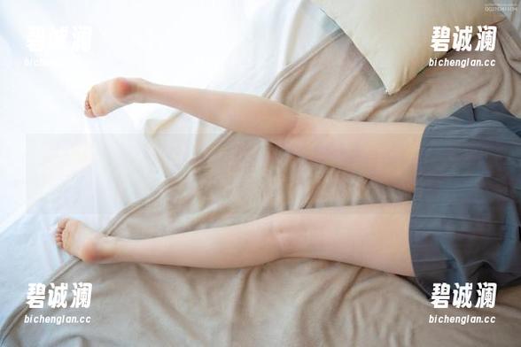 森萝财团-小奶糕Milky 森萝财团 - 小奶糕Milky办公室私拍,昨晚的灵感来自于桌面上的那一杯咖啡,神奇吧