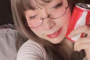 这图里的私房秘籍，是不是该藏起来？次屁啦的丝袜让人血脉膨胀。