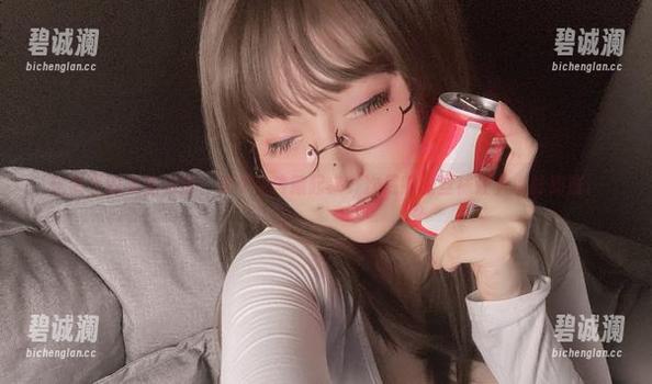 次屁啦 这图里的私房秘籍,是不是该藏起来?次屁啦的丝袜让人血脉膨胀。