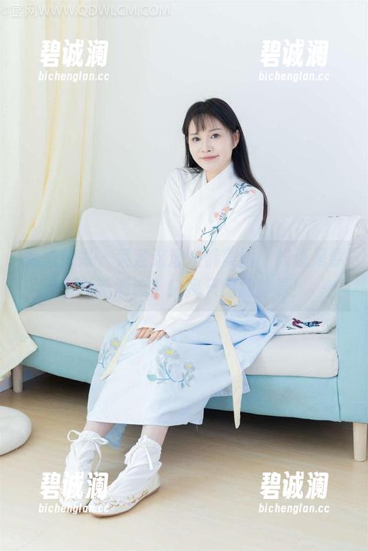 物恋传媒-菜菜 物恋传媒 - 菜菜这波短裤美图,难道是要引领新潮流?!我只想静静看!