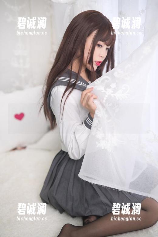 白烨烨 白烨烨的高清写真:私人时间,秘书我也能玩得开!