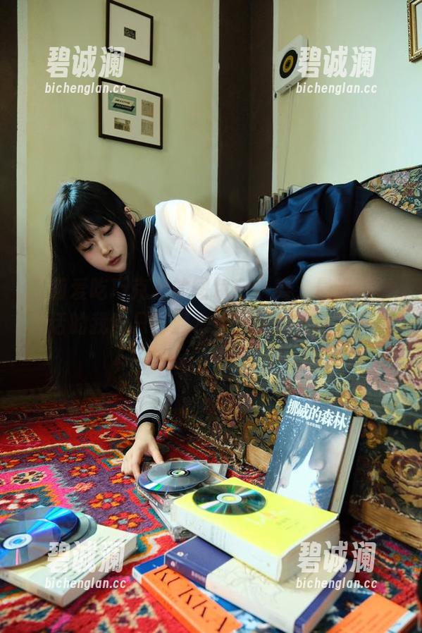 白莉爱吃巧克力的图包：小舞，最近没话找话的我也只好潜水边舔屏边自我怀疑了。