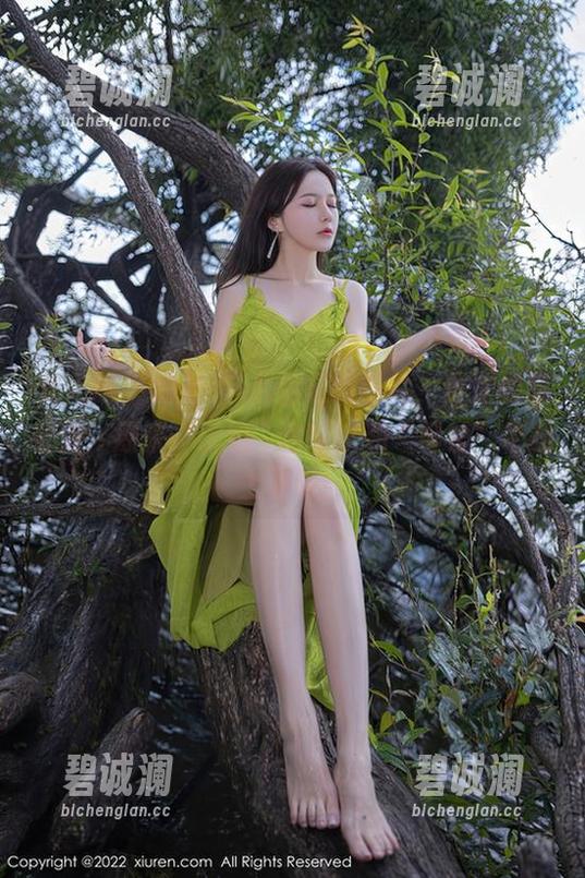 秀人网-婠婠么 秀人网 - 细看婠婠么的定制图片,更深的感受是:原来“御姐”也可以和“可爱”不相上下呀!