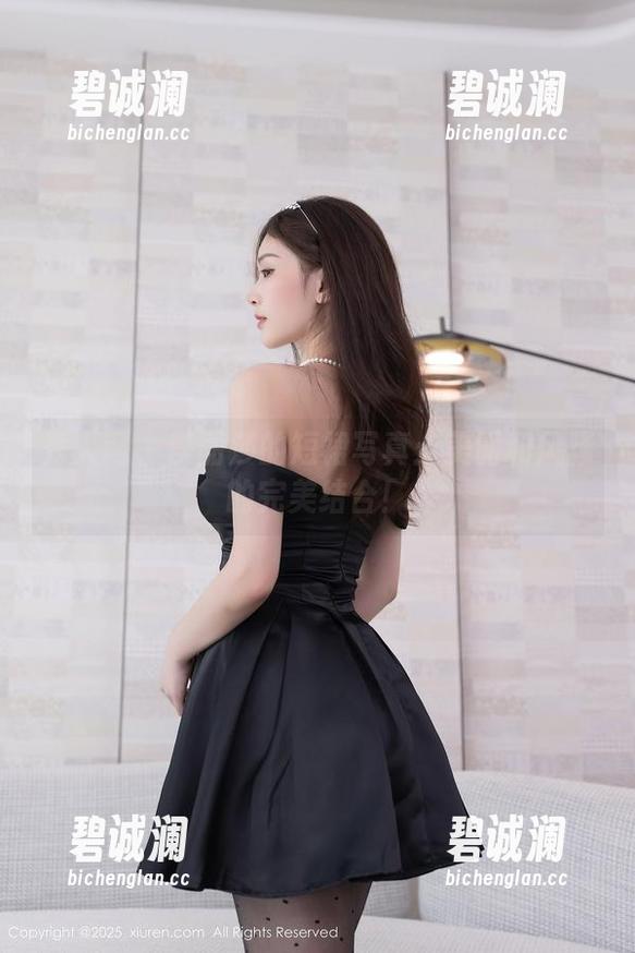 秀人网-李丽莎 秀人网 - 李丽莎的短裙写真:美丽和风骚的完美结合!