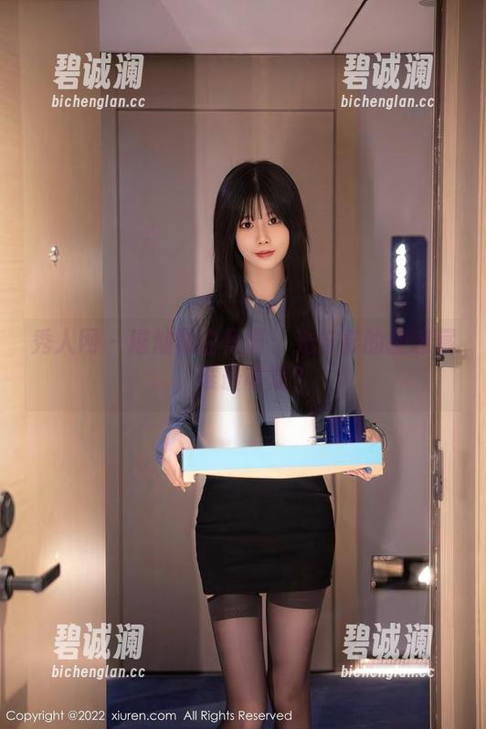 秀人网-璀灿 秀人网 - 璀灿黑白写真:光与影的捉迷藏,谁最有戏?