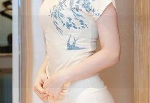 秀人网 - 白裙和陈小喵：如果裙子会说话，它们可能只会嫉妒，因为总有人在偷偷瞄！