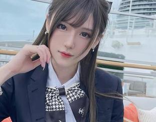 套图中，腐团儿Ikaros化身艾米莉娅，天哪，她的眼神让我想到了咖啡…