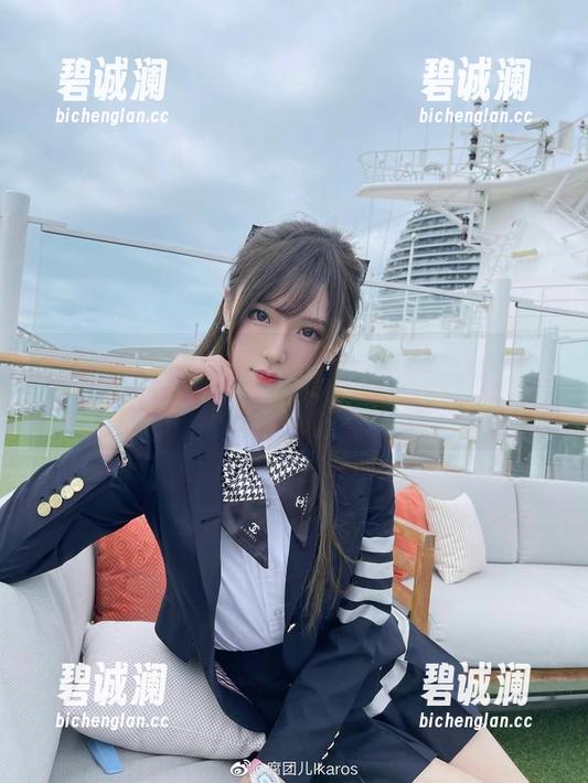 腐团儿Ikaros 套图中,腐团儿Ikaros化身艾米莉娅,天哪,她的眼神让我想到了咖啡…