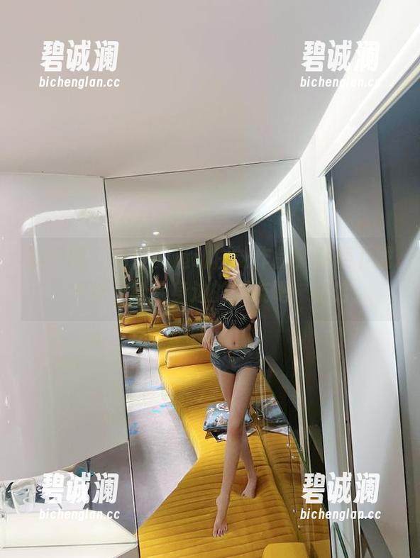 葛征 微密圈 - 葛征的运动白袜作品,顺便下载一双袜子给你身边的朋友吧,哈哈。