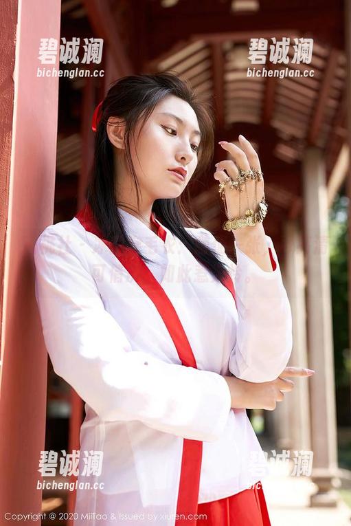 蜜桃社-冰露 蜜桃社 - 冰露穿毛衣:随便一张,可高清可俏皮,如此惹人怜。