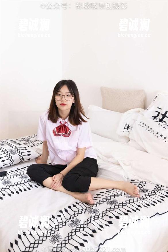 袜啵啵-小甜豆 袜啵啵 - 无圣光下的小甜豆:挑逗感官的透明脚尖肉丝写真