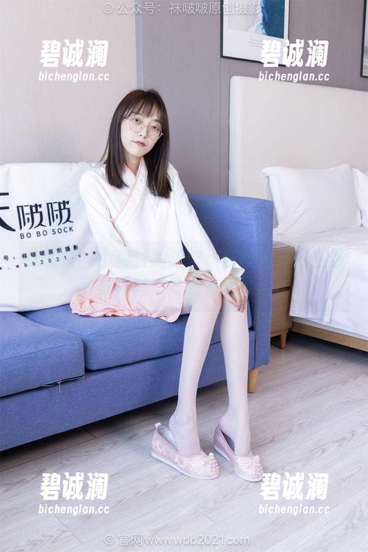 袜啵啵-小甜豆 袜啵啵 - 小甜豆的近作:白丝大腿袜在最新写真里,竟意外地撩人。