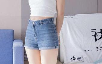 袜啵啵 - 三双板鞋，她穿得真挺别致，甜甜圈果然不简单。