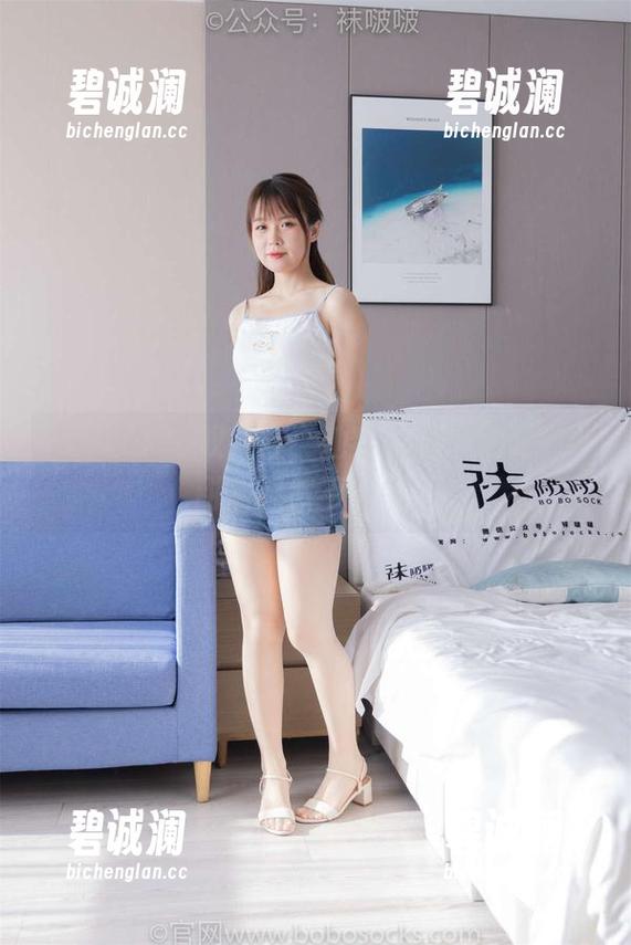 袜啵啵-甜甜圈 袜啵啵 - 三双板鞋,她穿得真挺别致,甜甜圈果然不简单。