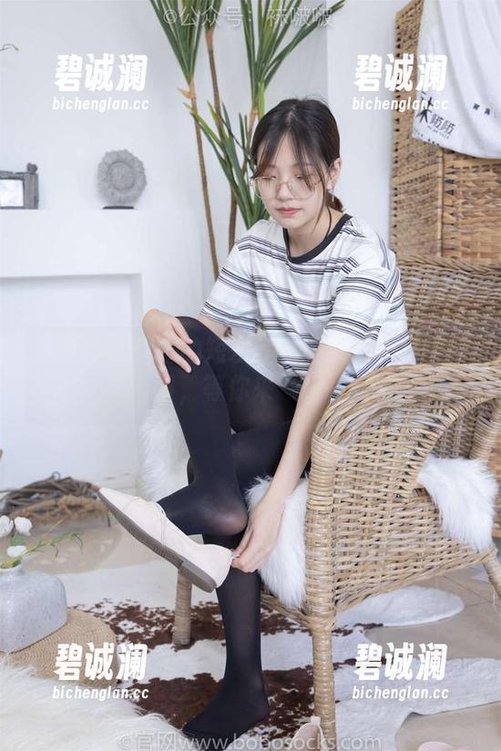 袜啵啵-芝士 袜啵啵 - 芝士的短灰丝:图库里的脚尖故事,等你来“探“